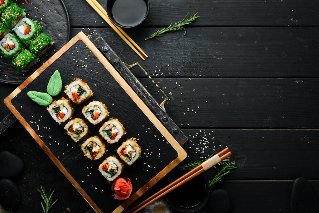 Finom sushi tonhallal, kaviárral és hagymával. Sushi menü a japán étteremből. Felülnézet. - Fotó, kép