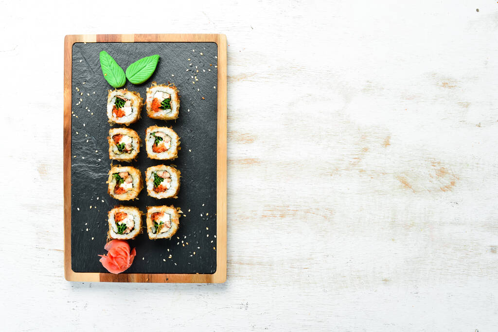 Delicioso sushi con atún, caviar y cebolla. Menú de Sushi del restaurante japonés. Vista superior
. - Foto, imagen