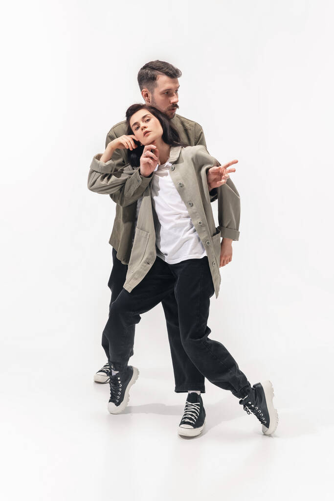 Trendy coppia di moda isolato su sfondo bianco monolocale
 - Foto, immagini