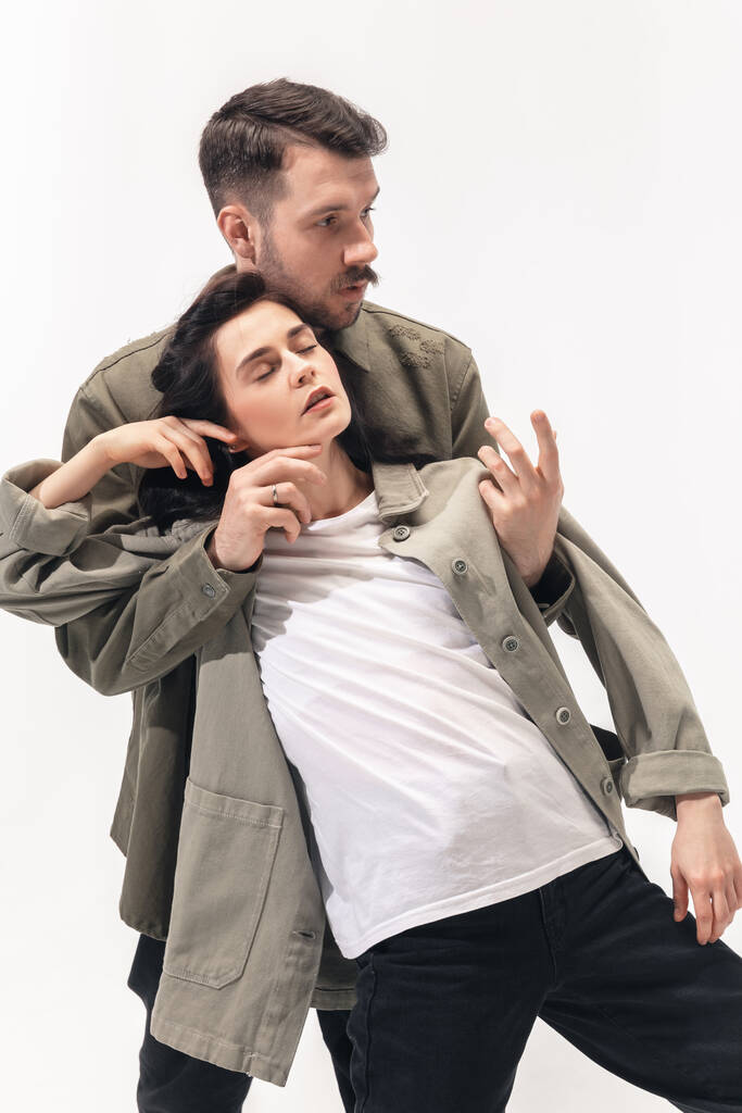 Trendige modische Paar isoliert auf weißem Studiohintergrund - Foto, Bild