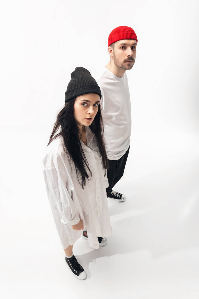 Trendige modische Paar isoliert auf weißem Studiohintergrund - Foto, Bild