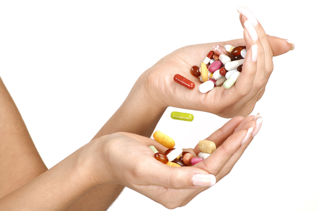közelről egy csomó tabletták női kezek - Fotó, kép