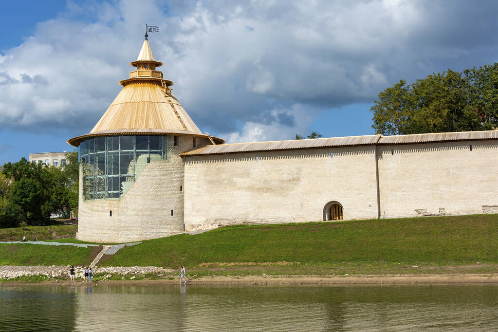 pskov, varlamov Eckturm der Kreisstadt am Ufer des Flusses Velikaya, vor kurzem restauriert - Foto, Bild
