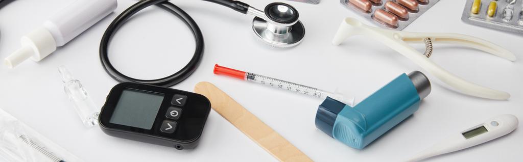 Vista de ángulo alto de los objetos médicos en blanco, plano panorámico
 - Foto, imagen