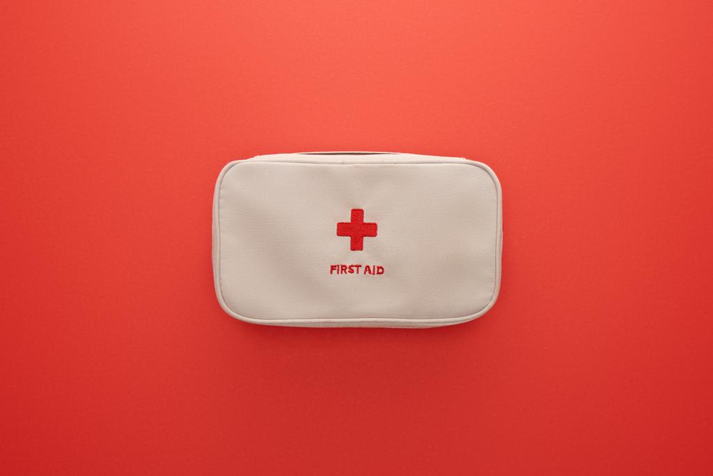 赤で絶縁された応急処置キットのトップビュー - 写真・画像
