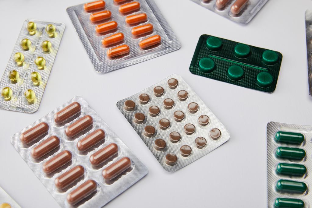 Hochwinkel-Ansicht von Medikamenten auf weißem Hintergrund - Foto, Bild