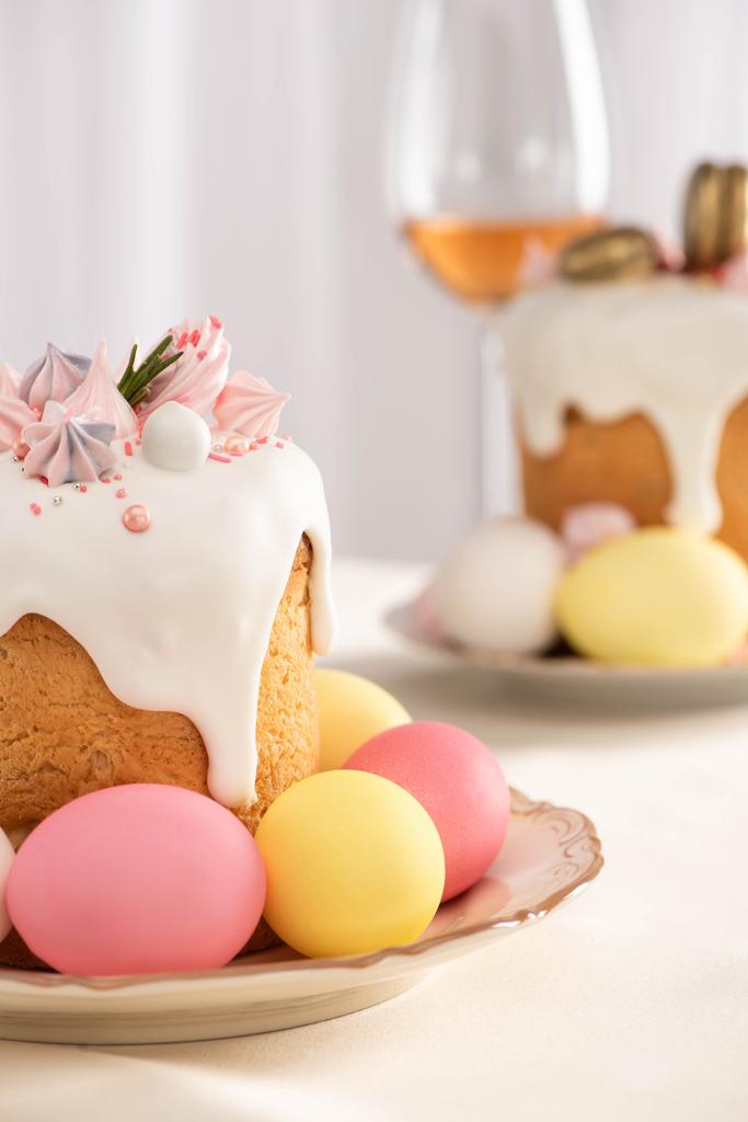 valikoiva keskittyminen herkullisia pääsiäiskakkuja marenki ja värikkäitä munia lautasille
 - Valokuva, kuva