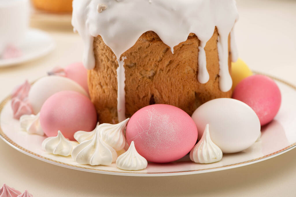 Paskalya pastası manzarasını boyalı yumurta ve tabakta kremayla kapatın. - Fotoğraf, Görsel