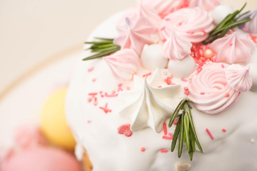 close-up uitzicht op smakelijke paastaart met rozemarijn en meringue op glazuur - Foto, afbeelding