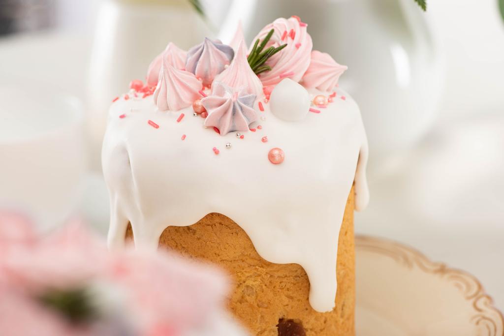 vista de cerca de la deliciosa tarta de Pascua con esmalte blanco y merengue
 - Foto, Imagen