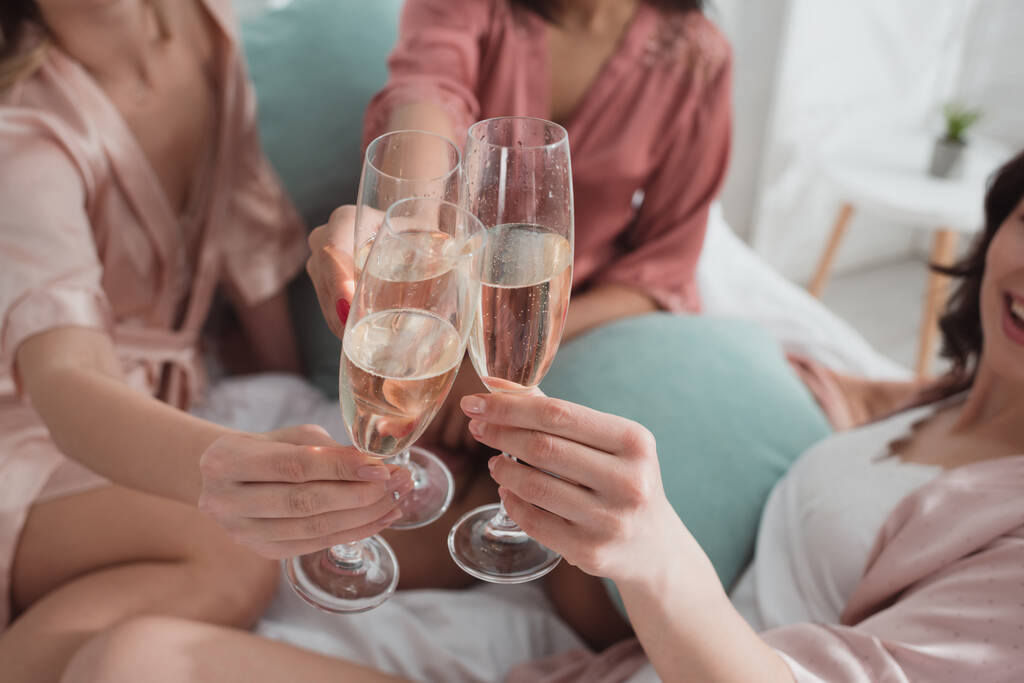 Oříznutý pohled na multietnické přátele cinkající sklenicemi šampaňského na rozlučce se svobodou - Fotografie, Obrázek
