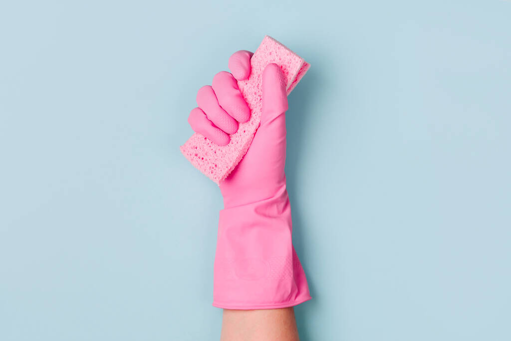 Γυναικεία χέρια καθαρίζουν σε μπλε φόντο. Καθαριότητα ή νοικοκυριό έννοια υπόβαθρο. Αντιγραφή χώρου. Επίπεδο lay, πάνω όψη. - Φωτογραφία, εικόνα