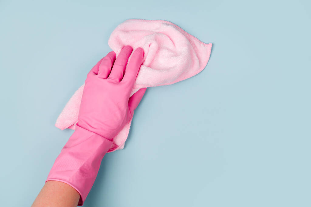 Weibliche Hände beim Putzen auf blauem Hintergrund. Hintergrund des Reinigungs- oder Reinigungskonzepts. Kopierraum. Flache Lage, Draufsicht. - Foto, Bild