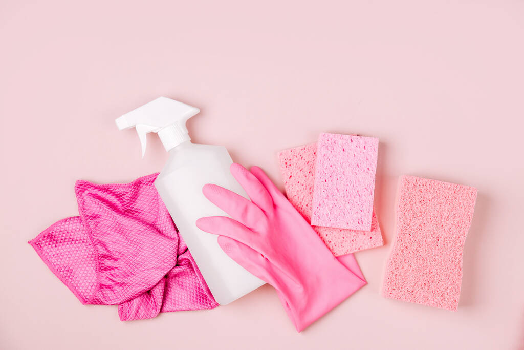 Waschmittel und Reinigungszubehör in rosa Farbe. Reinigungsdienstkonzept. Flache Lage, Draufsicht. - Foto, Bild