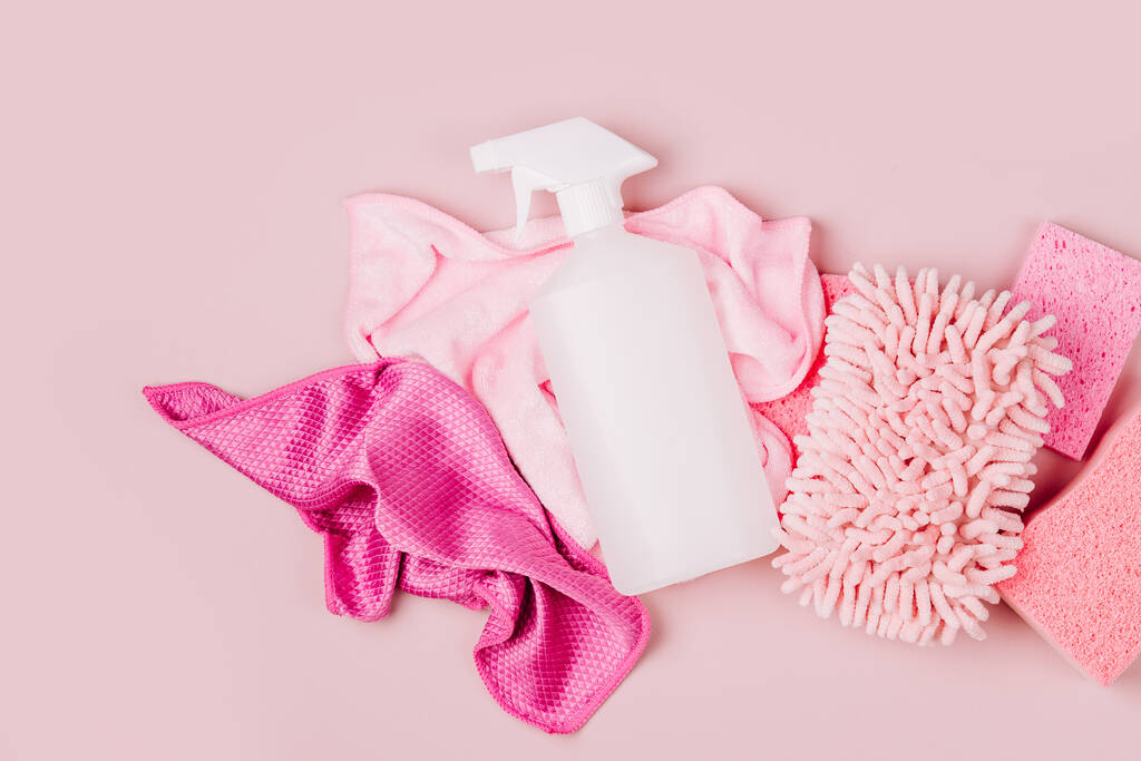 Waschmittel und Reinigungszubehör in rosa Farbe. Reinigungsdienstkonzept. Flache Lage, Draufsicht. - Foto, Bild