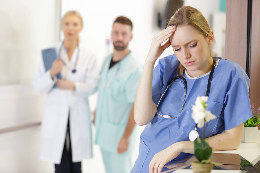 enfermeiro ou médico mulher que sofre de estresse e frustração
 - Foto, Imagem