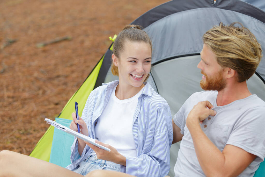 um casal fazendo camping ao ar livre
 - Foto, Imagem