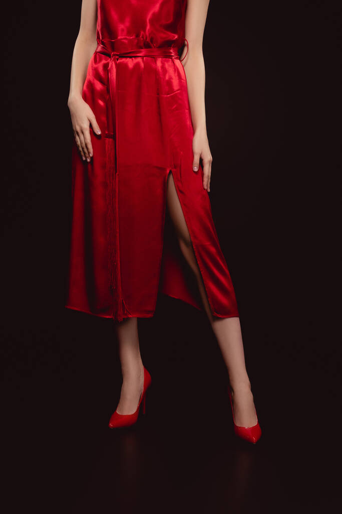 Rajatut näkymä nainen punainen mekko ja korkokengät eristetty musta
 - Valokuva, kuva