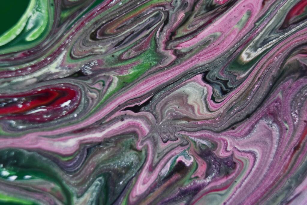Modelos abstractos en el agua con coloridas pinturas mixtas. - Foto, imagen