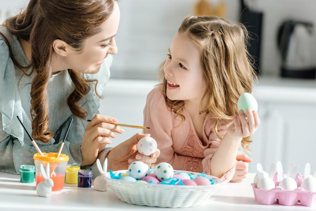 felice madre e carina figlia pittura uova di Pasqua
  - Foto, immagini