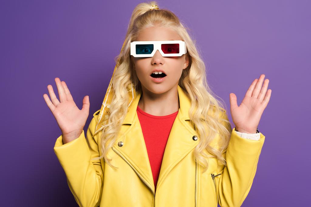 schockiertes Kind mit 3D-Brille und ausgestreckten Händen auf lila Hintergrund  - Foto, Bild