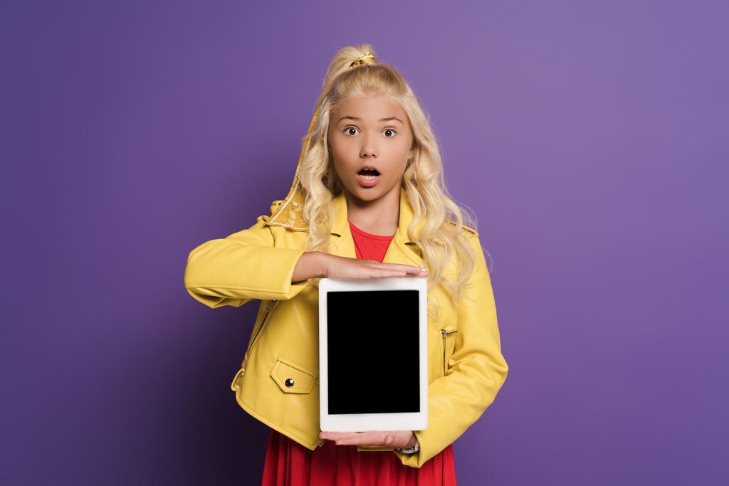 järkyttynyt lapsi tilalla digitaalinen tabletti kopio tilaa violetti tausta
  - Valokuva, kuva