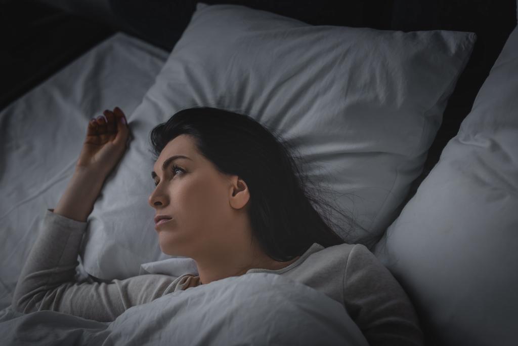 elégedetlen nő, amelynek álmatlanság és feküdt az ágyban  - Fotó, kép