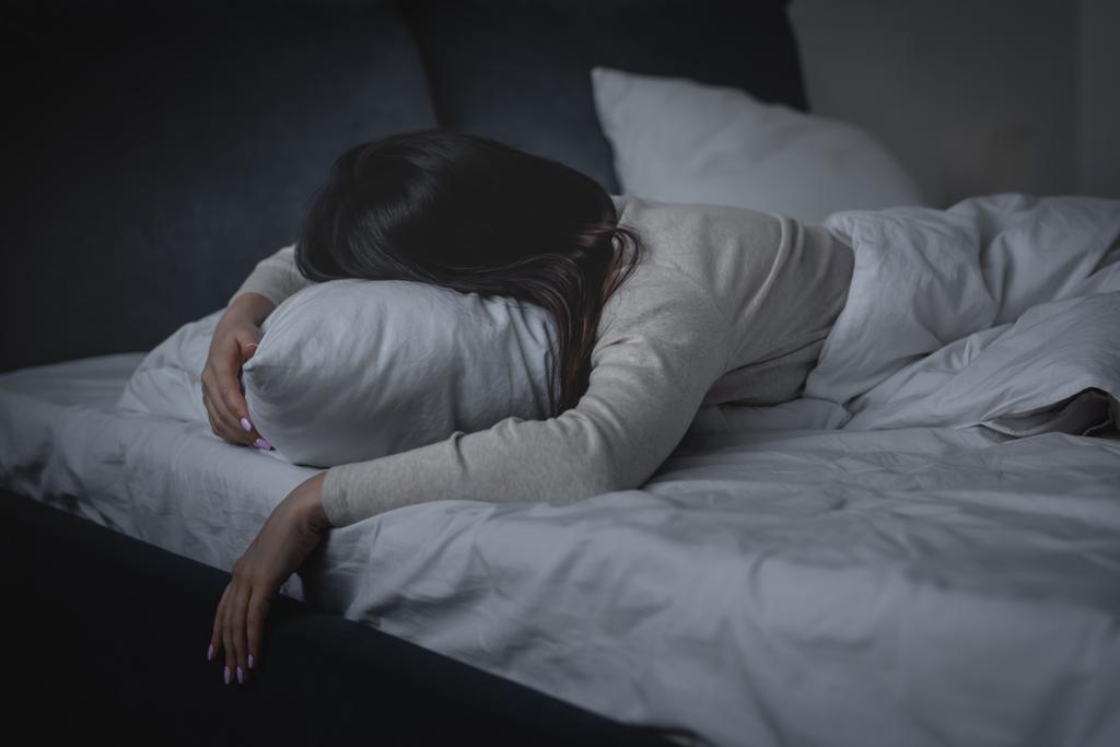 ébren lévő nő álmatlanságban szenved és éjszaka a párnán fekszik  - Fotó, kép