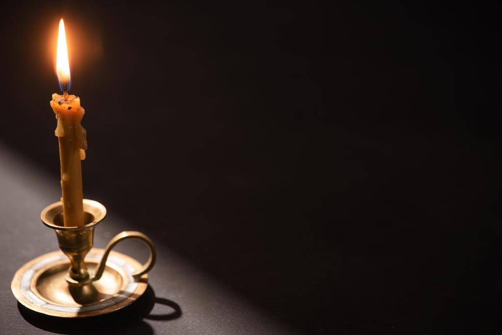 kirkon kynttilä kynttilänjalka palavat pimeässä auringonvalossa
 - Valokuva, kuva