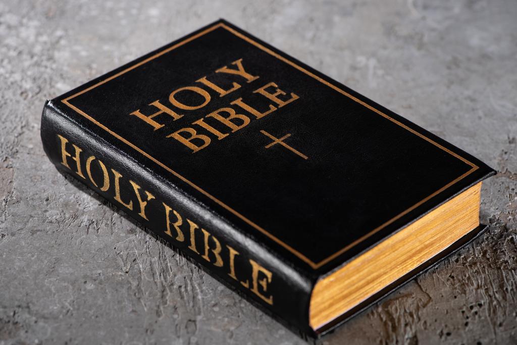 Biblia santa sobre superficie texturizada gris
 - Foto, imagen