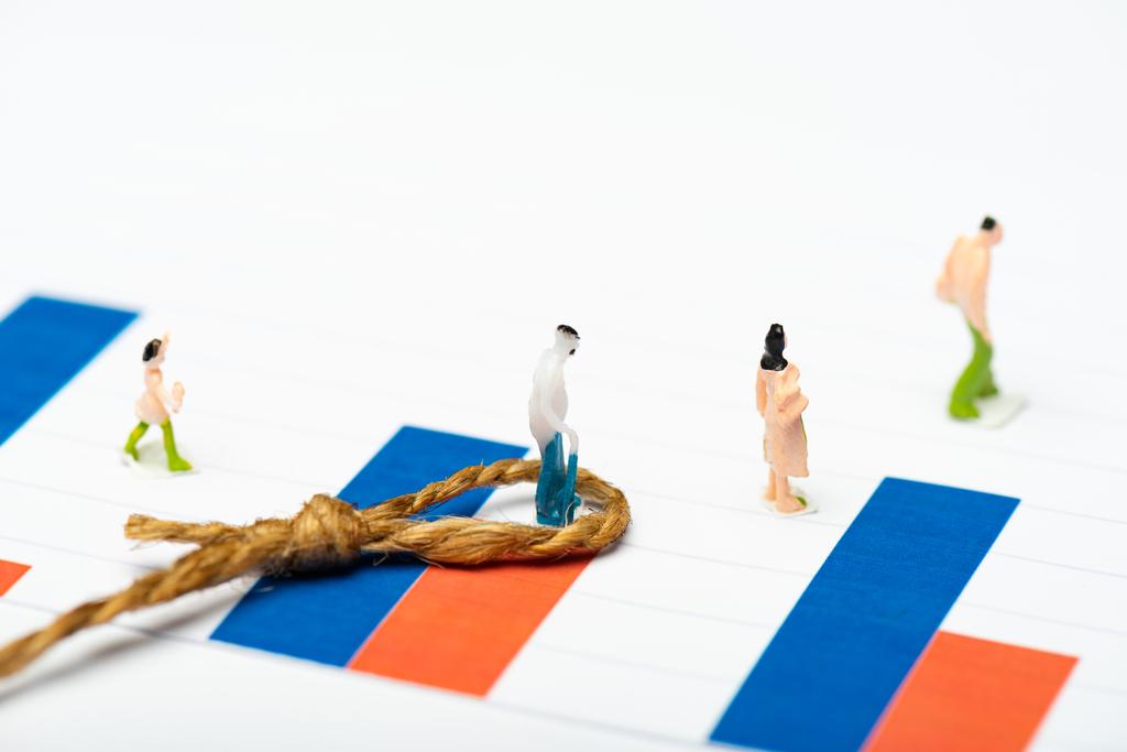 Foco selectivo de figuras de personas cerca del torzal con nudo en tablas en superficie blanca, concepto de igualdad
 - Foto, Imagen