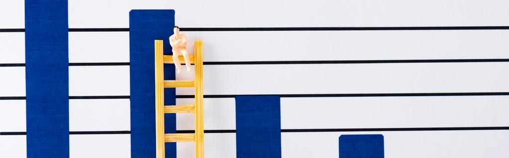 tiro panorâmico de pessoas figura na escada perto de gráficos azuis no fundo, conceito de igualdade
 - Foto, Imagem