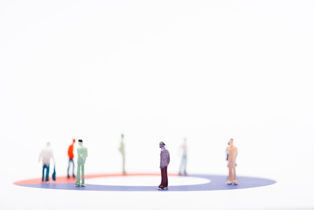 Close-up weergave van mensen figuren op ronde diagram geïsoleerd op wit, concept van ongelijkheid - Foto, afbeelding