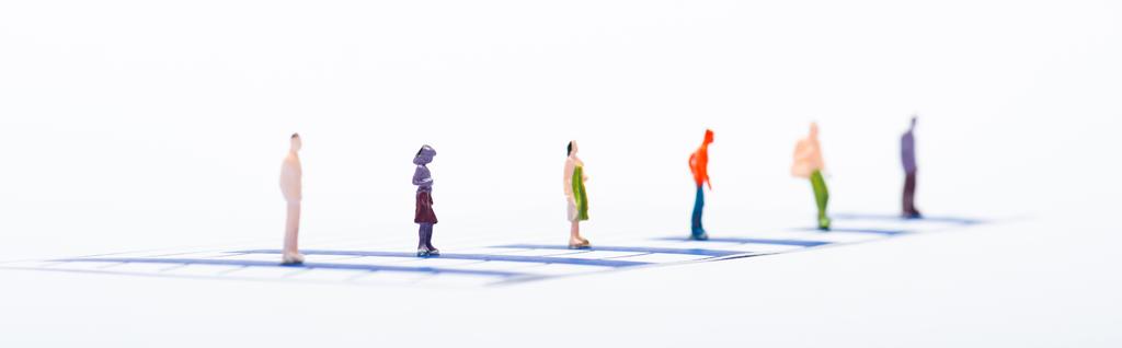 Concepto de igualdad con figuras de personas en cartas azules aisladas en blanco, plano panorámico
 - Foto, imagen