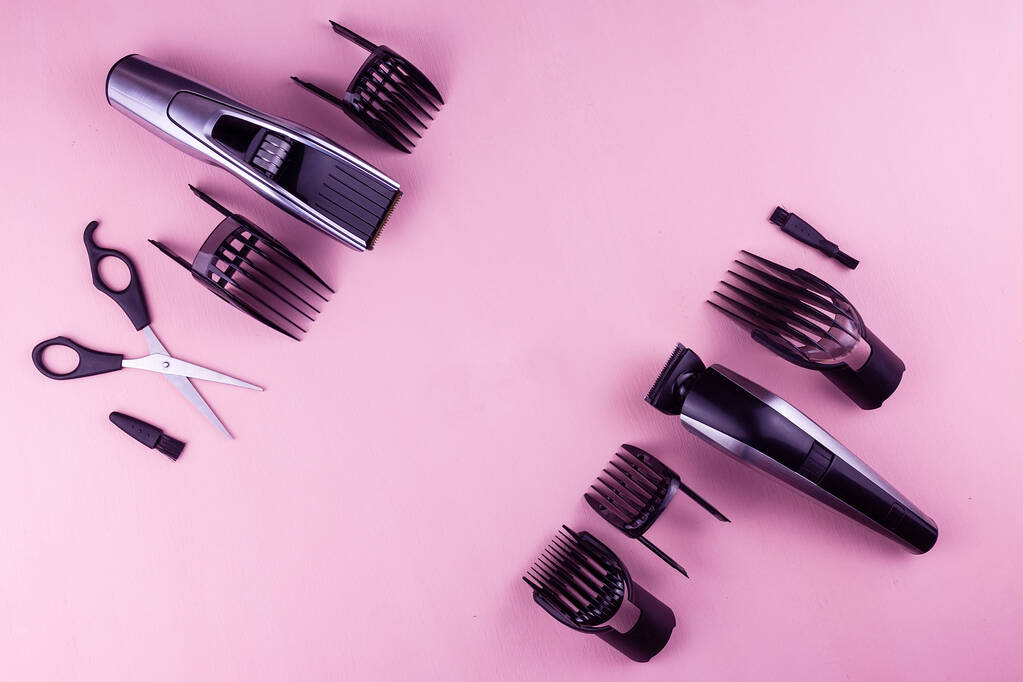 Бритва, бритва, щетка, расческа, ножницы, ножницы и триммер для волос. Аксессуары для парикмахерского оборудования на розовом фоне
 - Фото, изображение