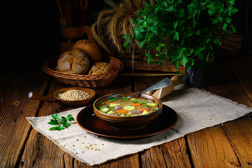 krupnik una deliciosa sopa de cebada polaca
 - Foto, imagen