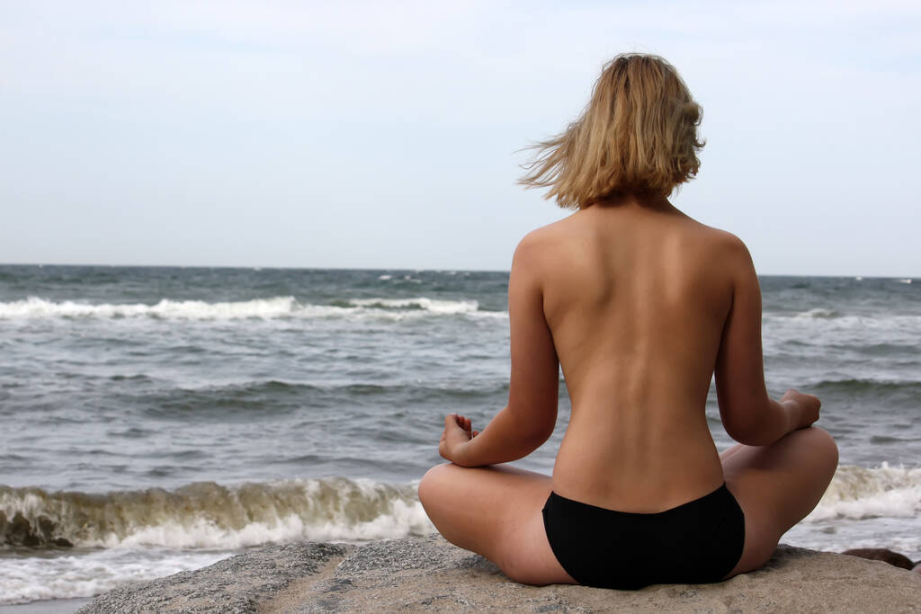 Медитация на пляже - Фото, изображение