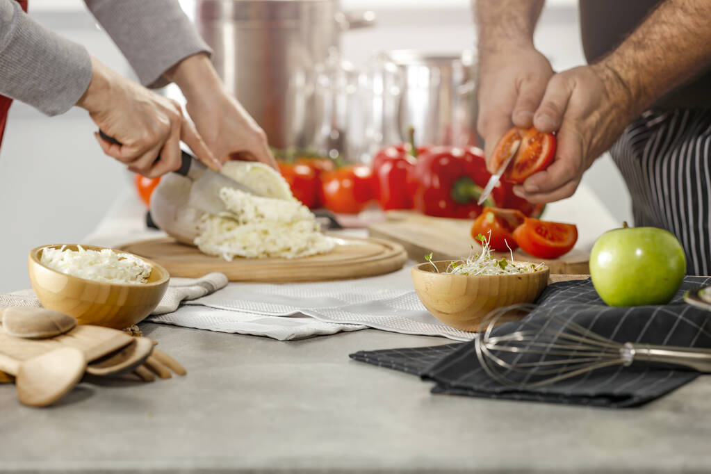 Koken, bakken en bereiden van maaltijden en gerechten in de keuken. Tafelachtergrond met keukengereedschap en keukenapparatuur en levensmiddelen. - Foto, afbeelding