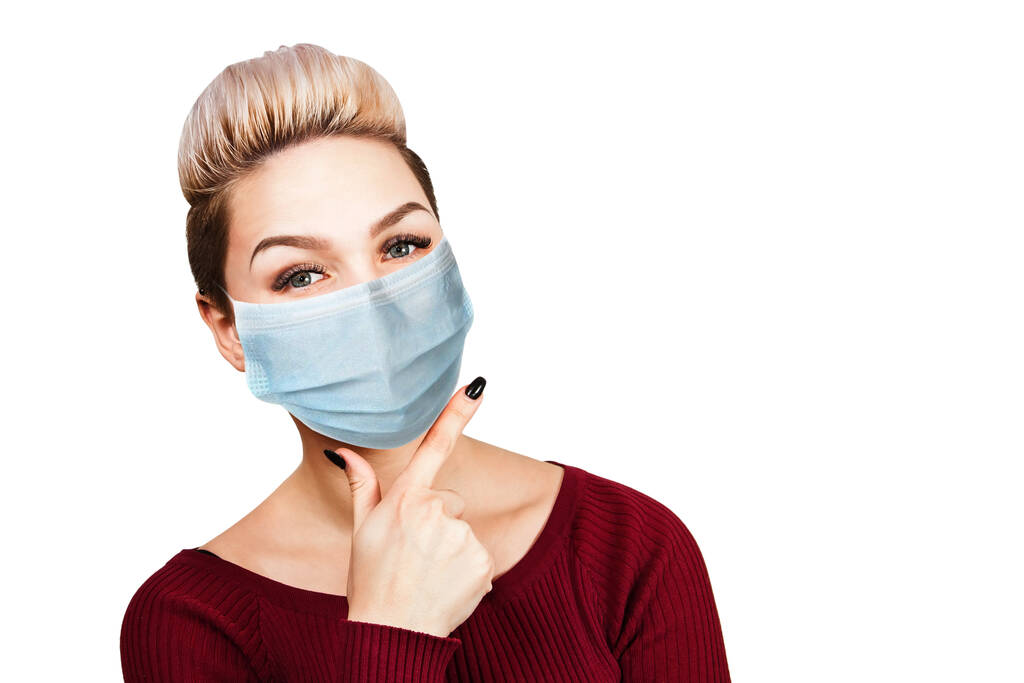 junge Frau denkt, das Tragen einer schützenden Gesichtsmaske verhindert Virusinfektion, Umweltverschmutzung, weißen isolierten Hintergrund. - Foto, Bild