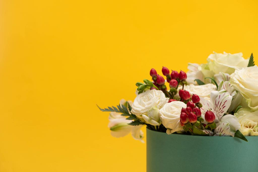 buquê fresco de flores em caixa de presente isolado em amarelo
 - Foto, Imagem