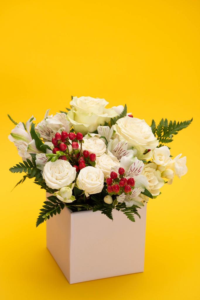 bouquet de fleurs fraîches de printemps en boîte cadeau sur fond jaune
 - Photo, image