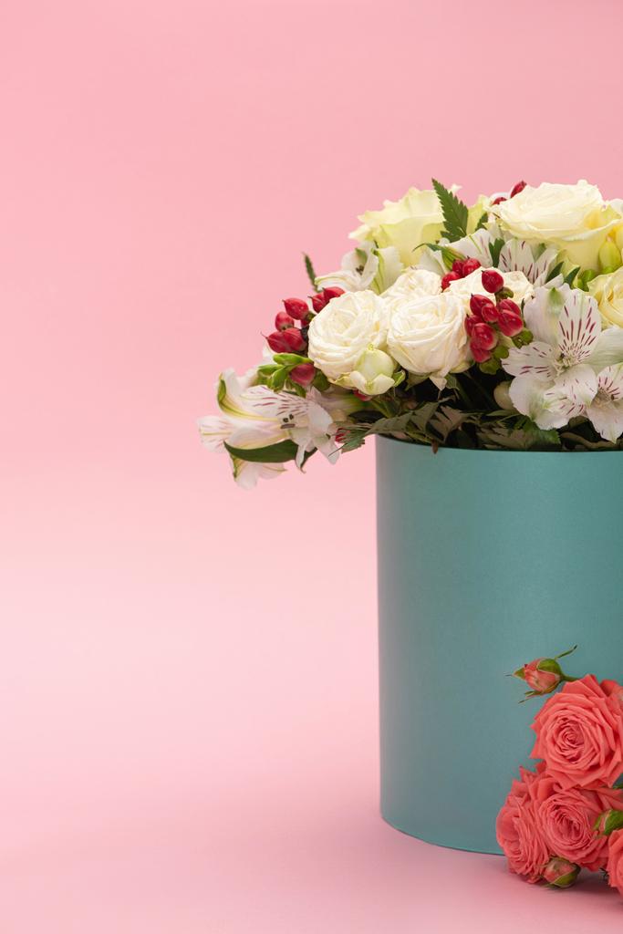 ピンクの背景のお祝いのギフトボックスに花の花束 - 写真・画像
