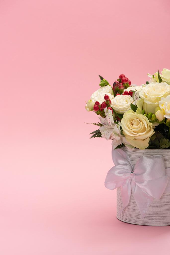 kytice květin ve slavnostní dárkové krabice s lukem na růžovém pozadí - Fotografie, Obrázek