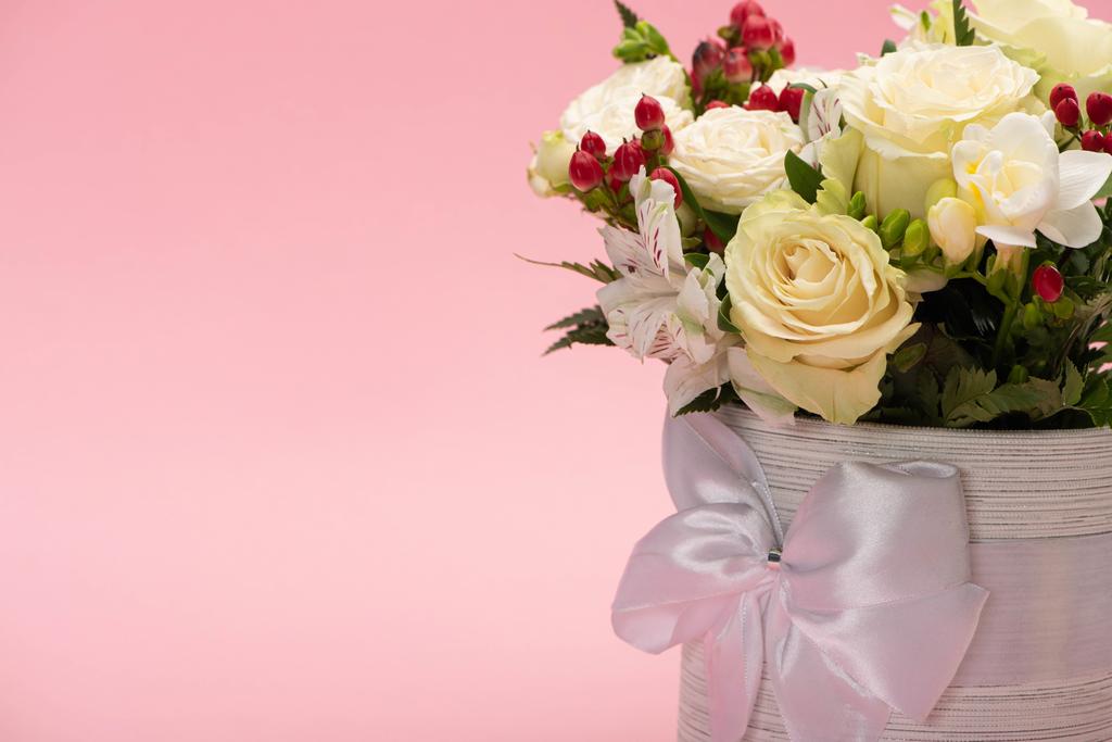 μπουκέτο λουλούδια σε γιορτινή συσκευασία δώρου με φιόγκο που απομονώνεται σε ροζ - Φωτογραφία, εικόνα