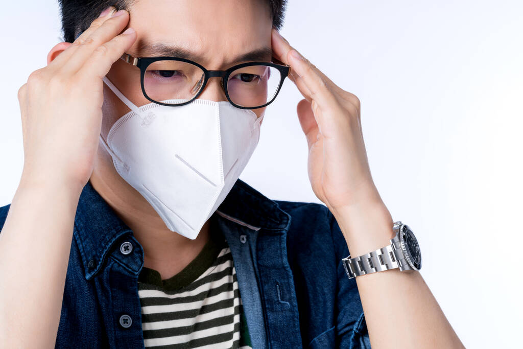 primer plano joven asiático hombre de negocios usando contaminación máscara con gesto acción expresar enfermedad mala salud del tiempo con pm2.5 medio ambiente ciudad aire problema
 - Foto, imagen