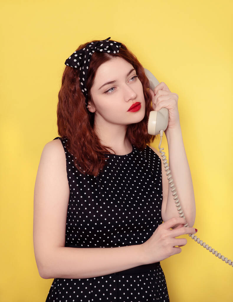 fiatal gyönyörű nő piros hajjal pózol beszél telefonon - Fotó, kép