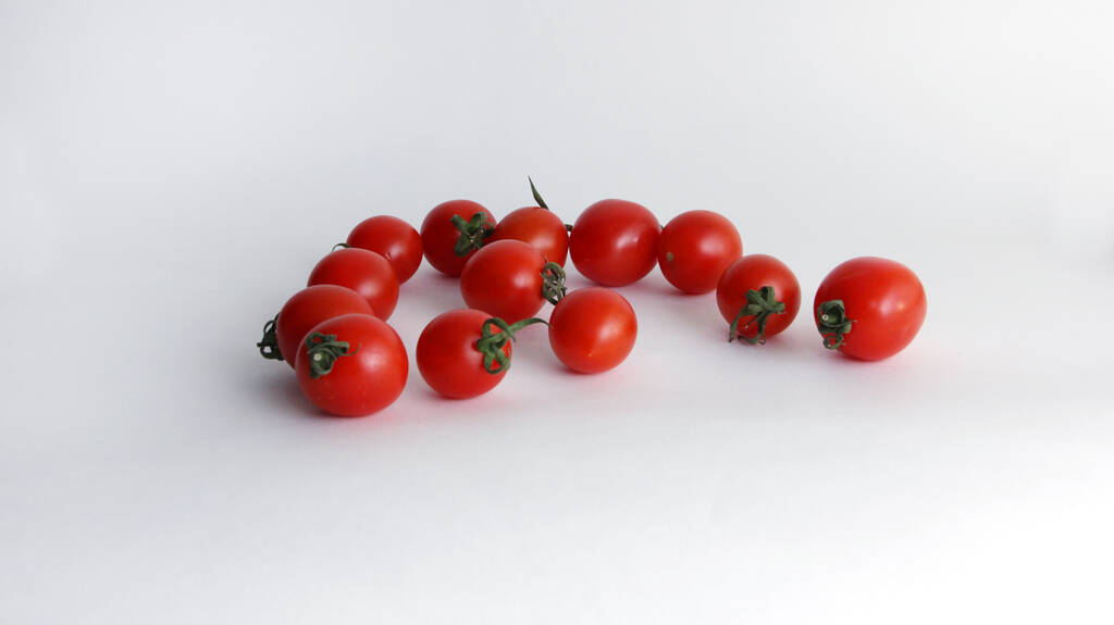 Čerstvé červené rajčata třešeň v misce izolované na bílém - Fotografie, Obrázek