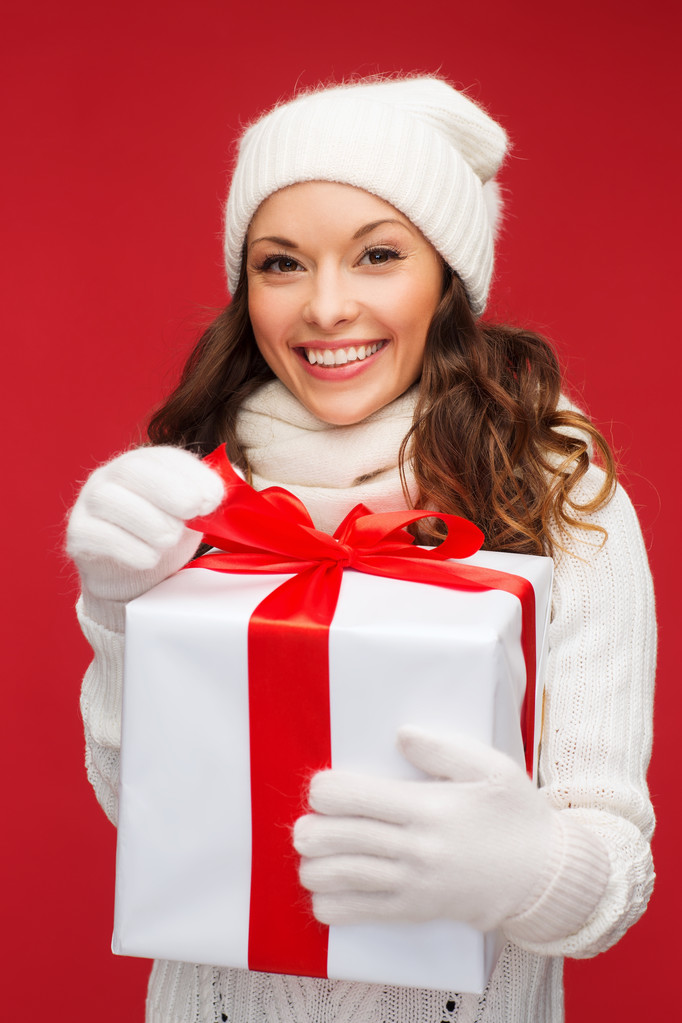 Donna sorridente in abiti bianchi con confezione regalo
 - Foto, immagini