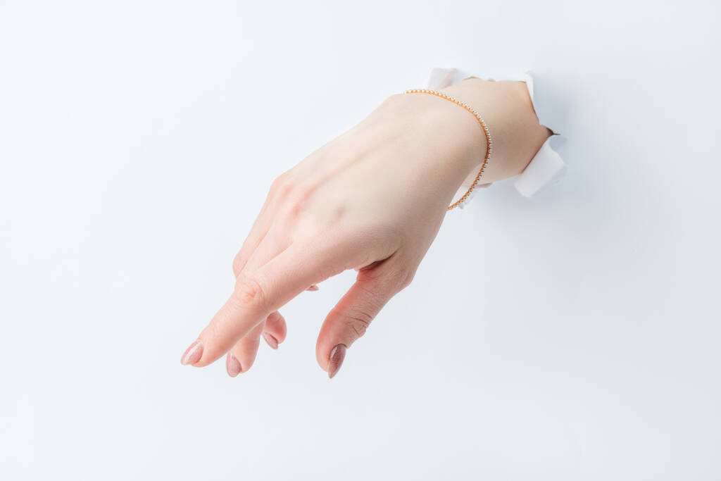 Mão feminina segurando espaço em branco close up de papelão
 - Foto, Imagem