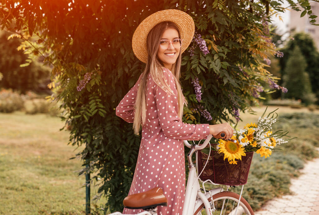 Femme heureuse avec vélo près des branches d'arbre
 - Photo, image
